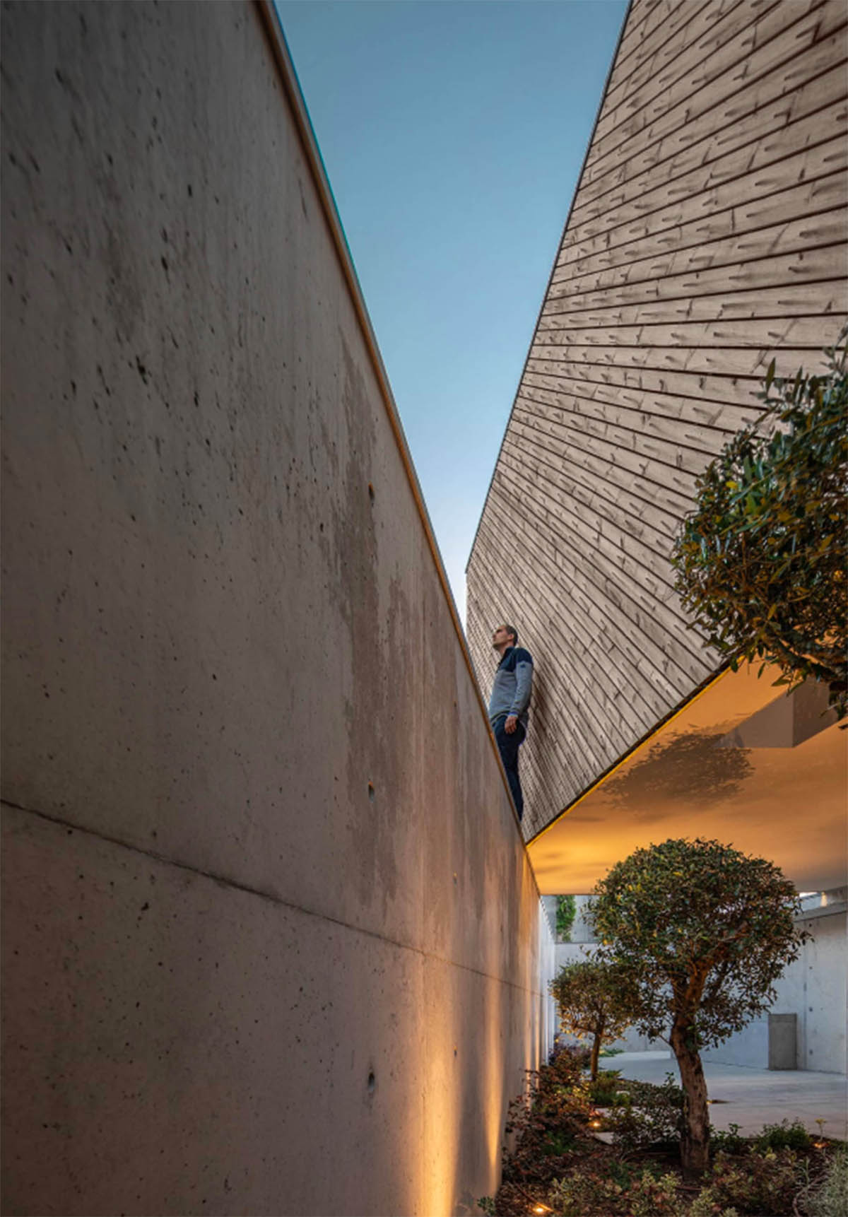 Rem'a Arquitectos built this rotating house according to site parameters in Portugal