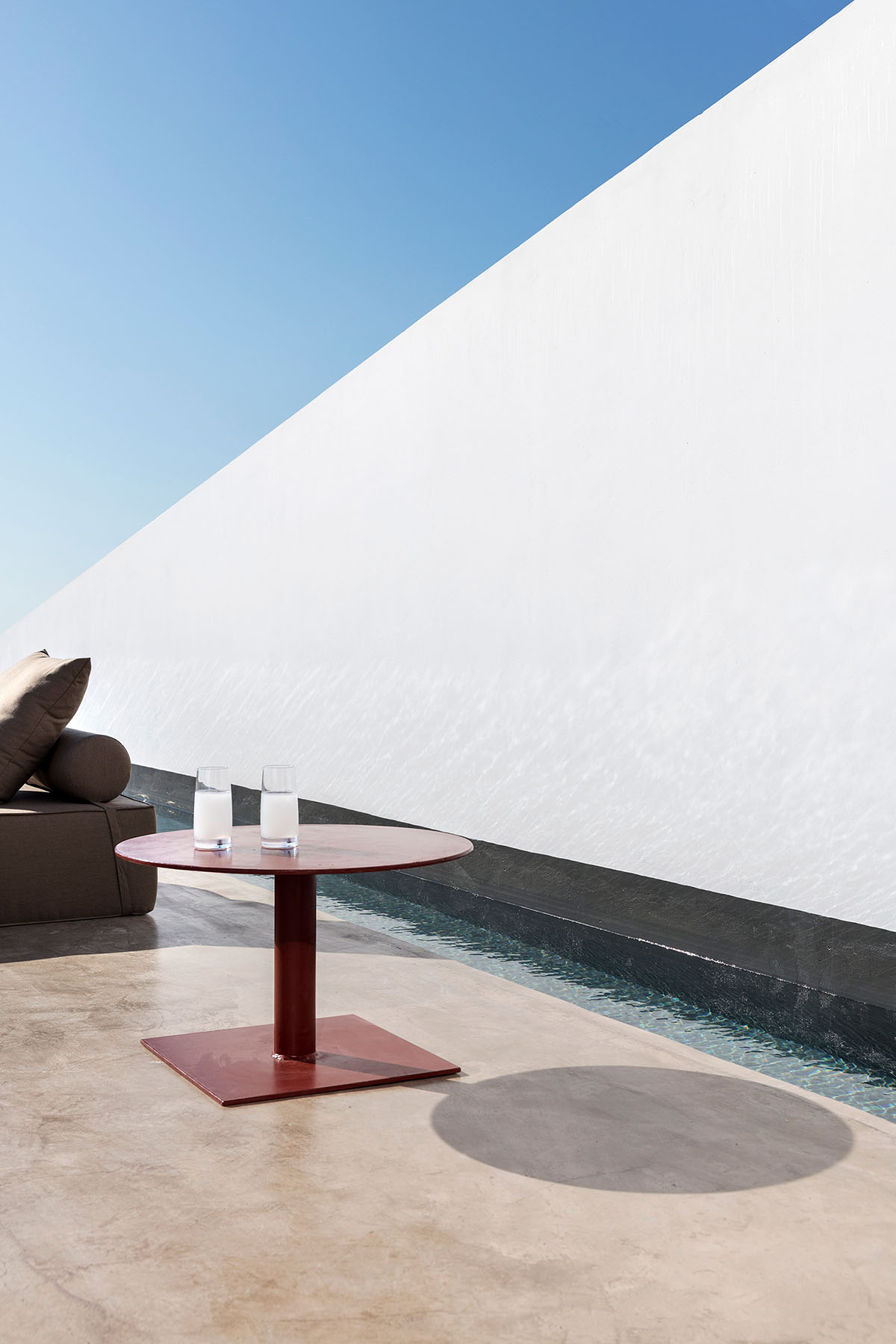 Kapsimalis Architects adds this summer villa featuring orthogonal lines to the Santorini Island