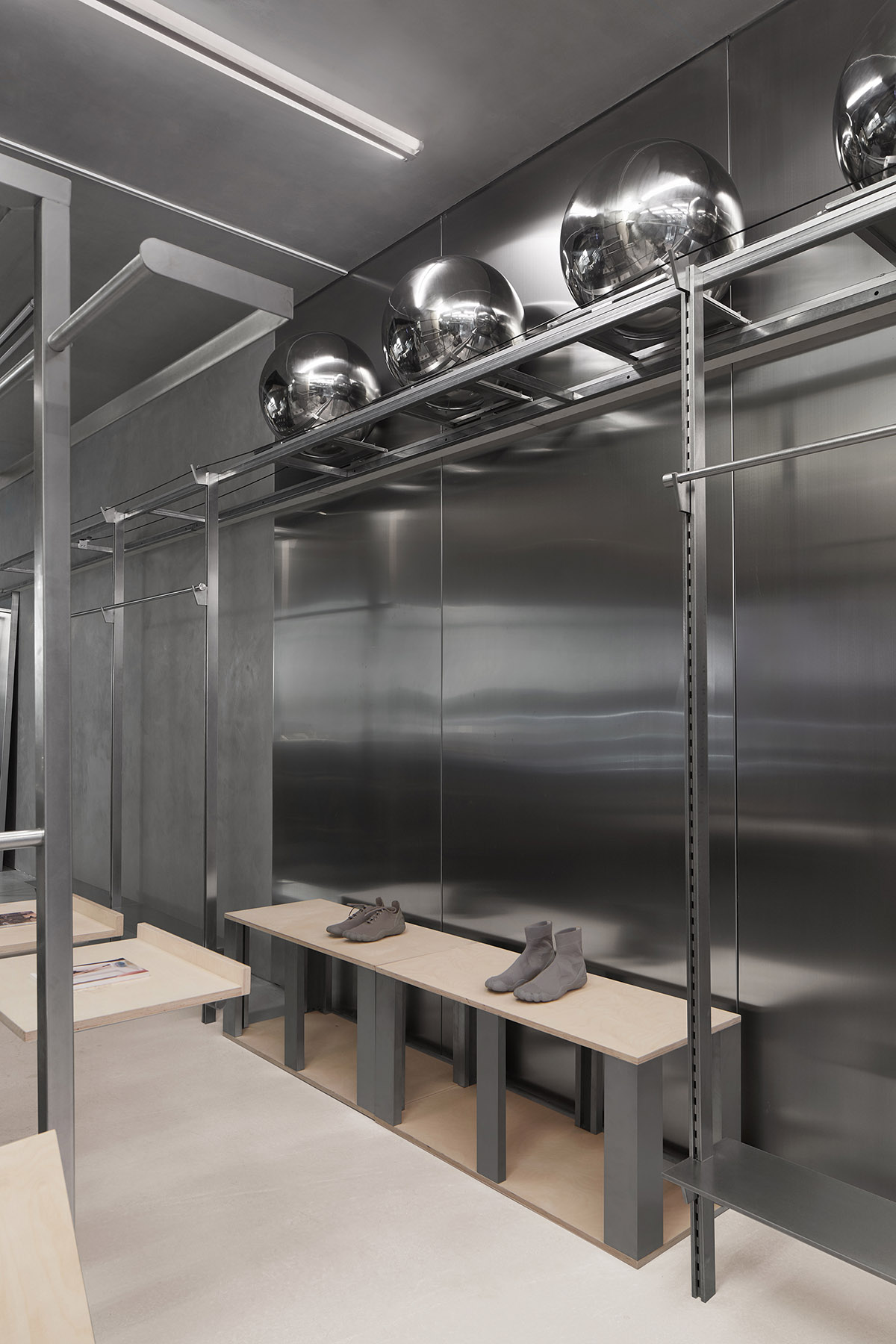 Sò Studio creates metallic interior for showroom in Hangzhou