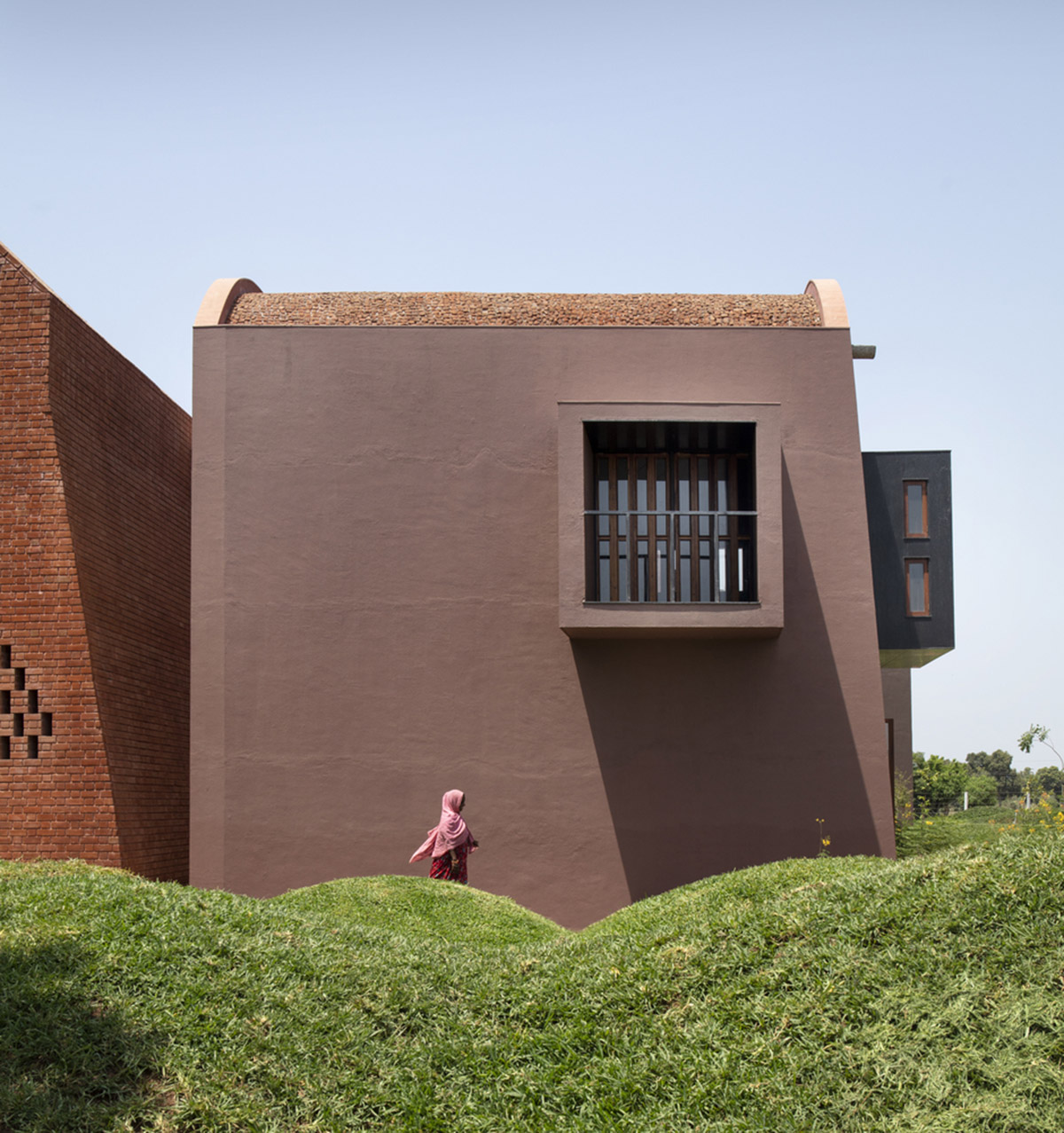 A school built from tilted brick vaults evoke a child's freedom in India