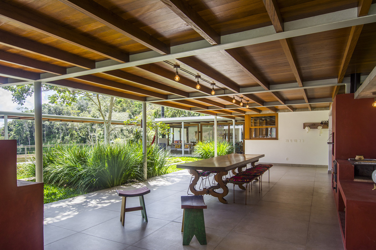 Only eight points support this linear spaceship-looking volume in the hills of Rio de Janeiro