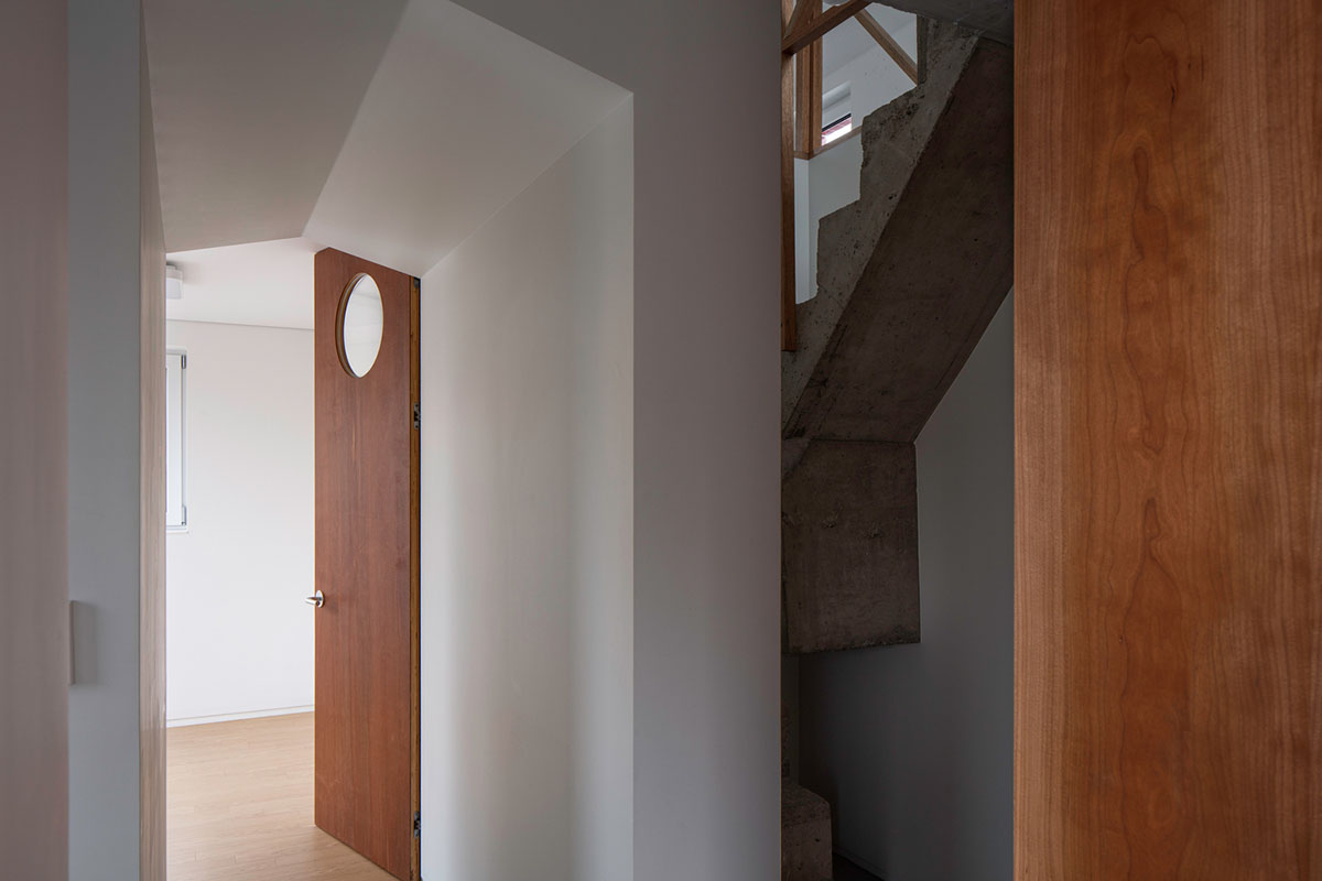 aoa architects uses red marble tiles to clad this apartment in South Korean neighborhood