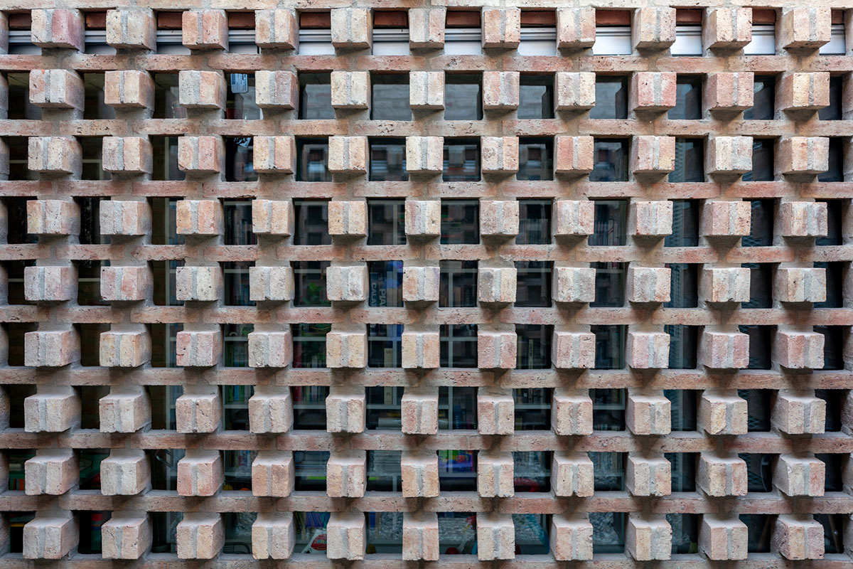 Fae + NOMADA complete residence with continuous elements and courtyards in Córdoba