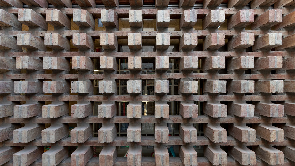 Fae + NOMADA complete residence with continuous elements and courtyards in Córdoba