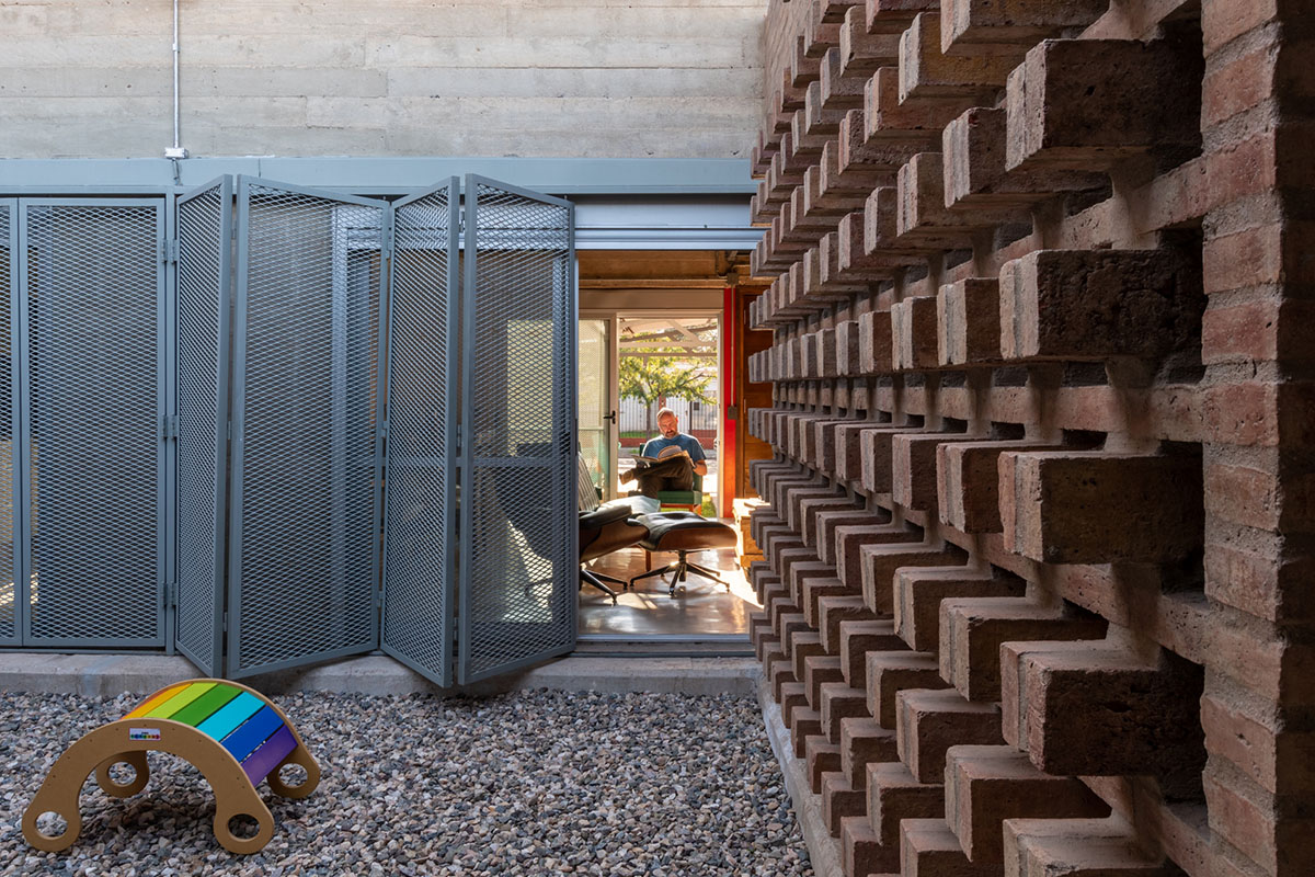 Fae + NOMADA complete residence with continuous elements and courtyards in Córdoba