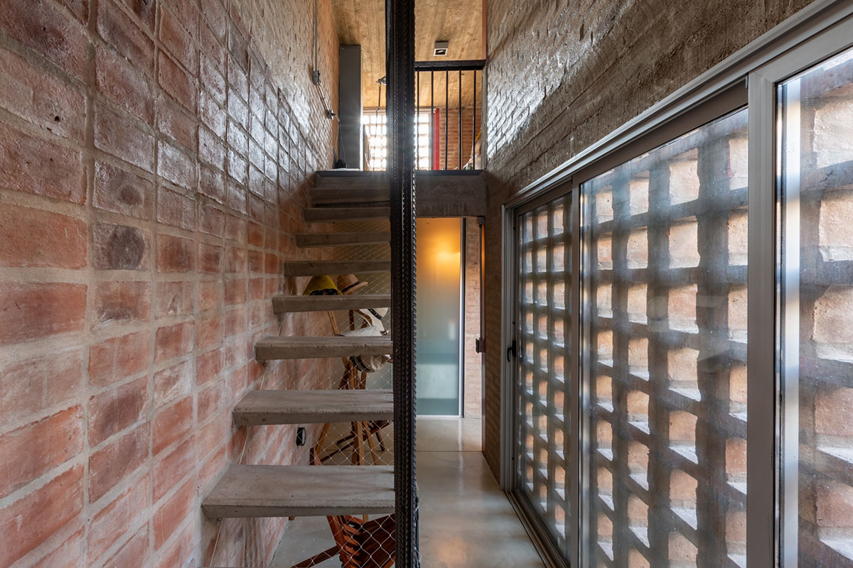 Fae + NOMADA complete residence with continuous elements and courtyards in Córdoba