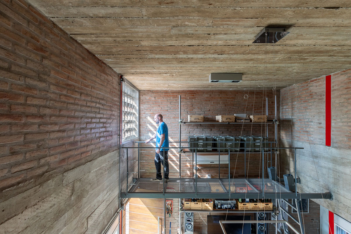 Fae + NOMADA complete residence with continuous elements and courtyards in Córdoba