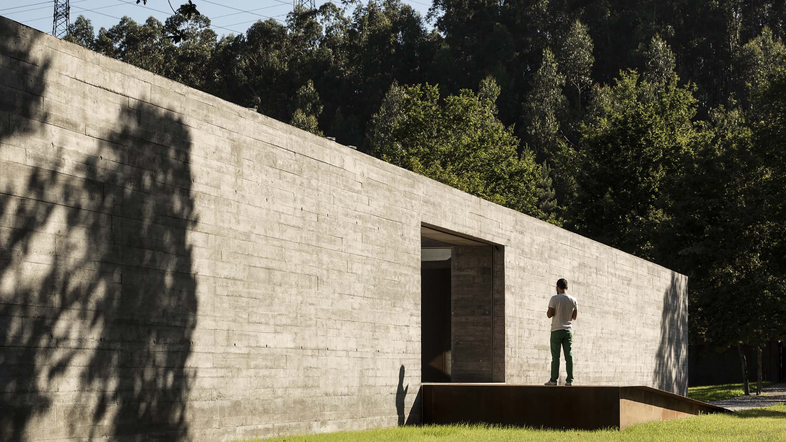 An elongated Sambade house by Spaceworkers presents itself as sober urban landmark in Portugal