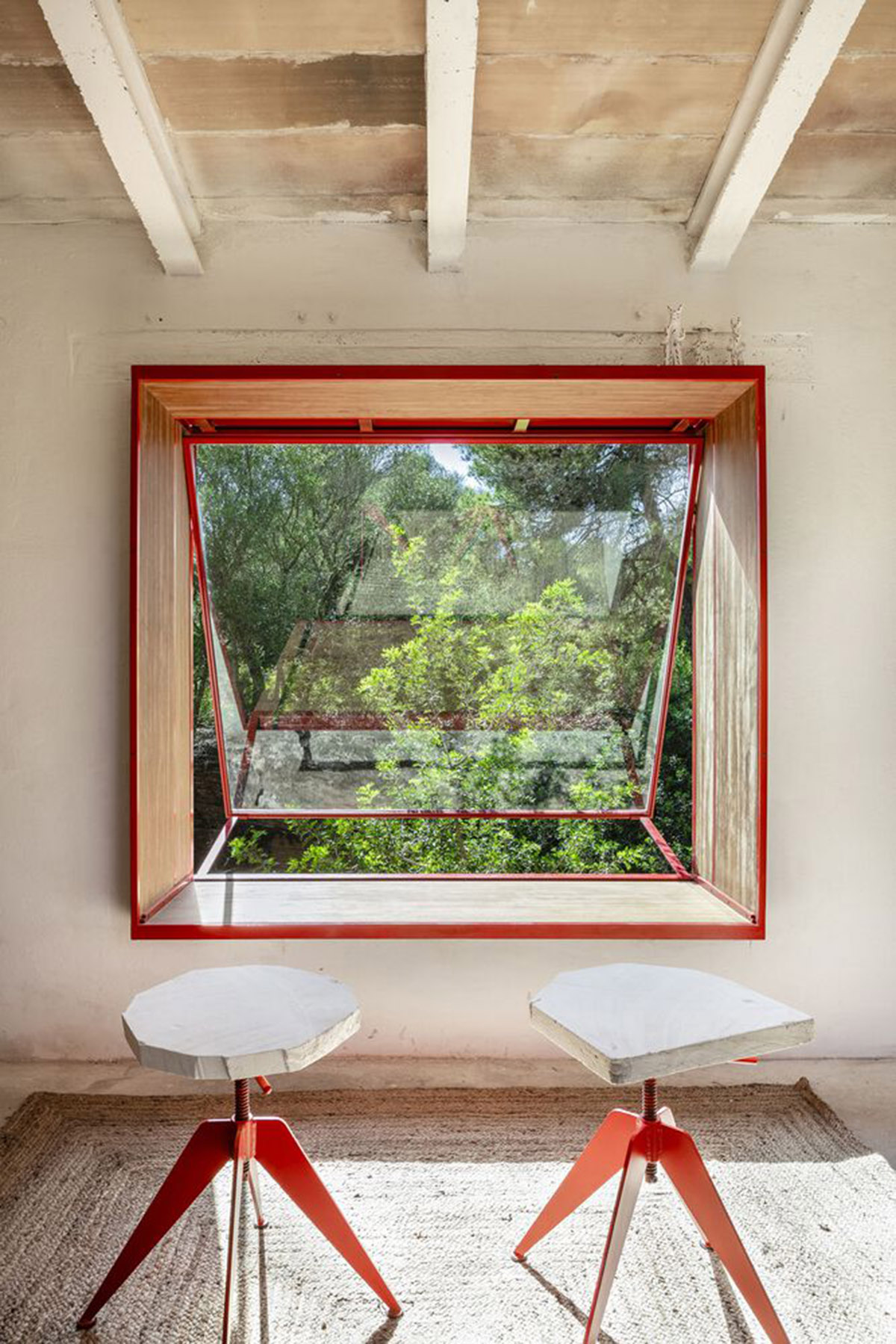 Mariana de Delás converts disused structure into an escape home within a Spanish pine yard 