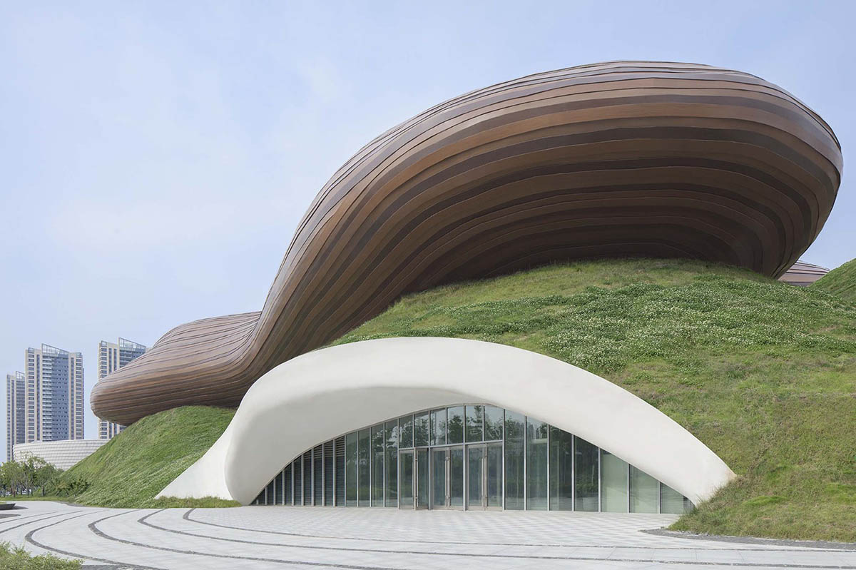 CROX's super smooth Liyang Museum sits on undulating hills as part of the nature in Changzhou