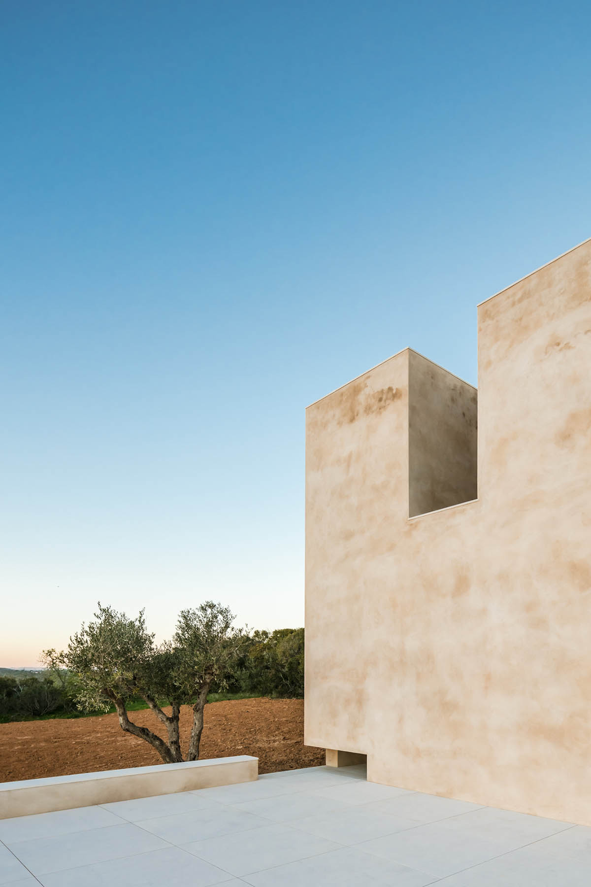Álvaro Siza Completes Beige-Colored Hillside Chapel In Lagos