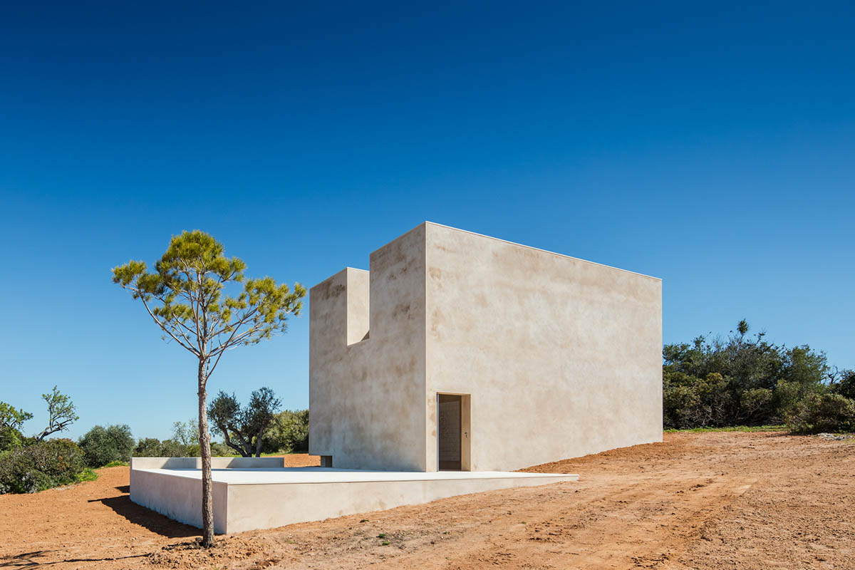 Álvaro Siza Completes Beige-Colored Hillside Chapel In Lagos