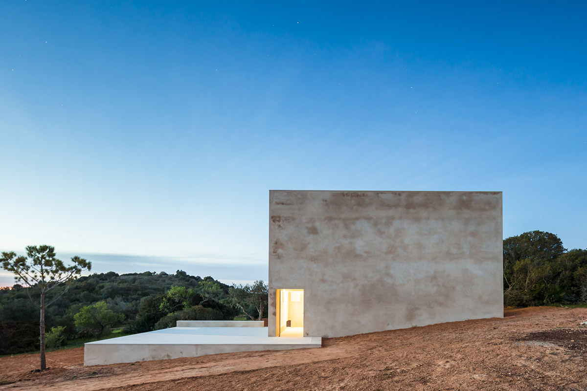 Álvaro Siza Completes Beige-Colored Hillside Chapel In Lagos