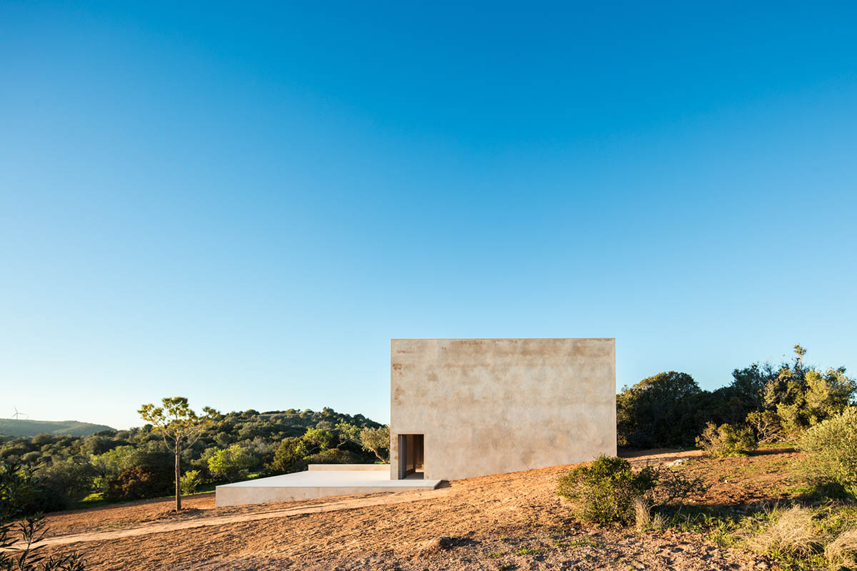 Álvaro Siza Completes Beige-Colored Hillside Chapel In Lagos