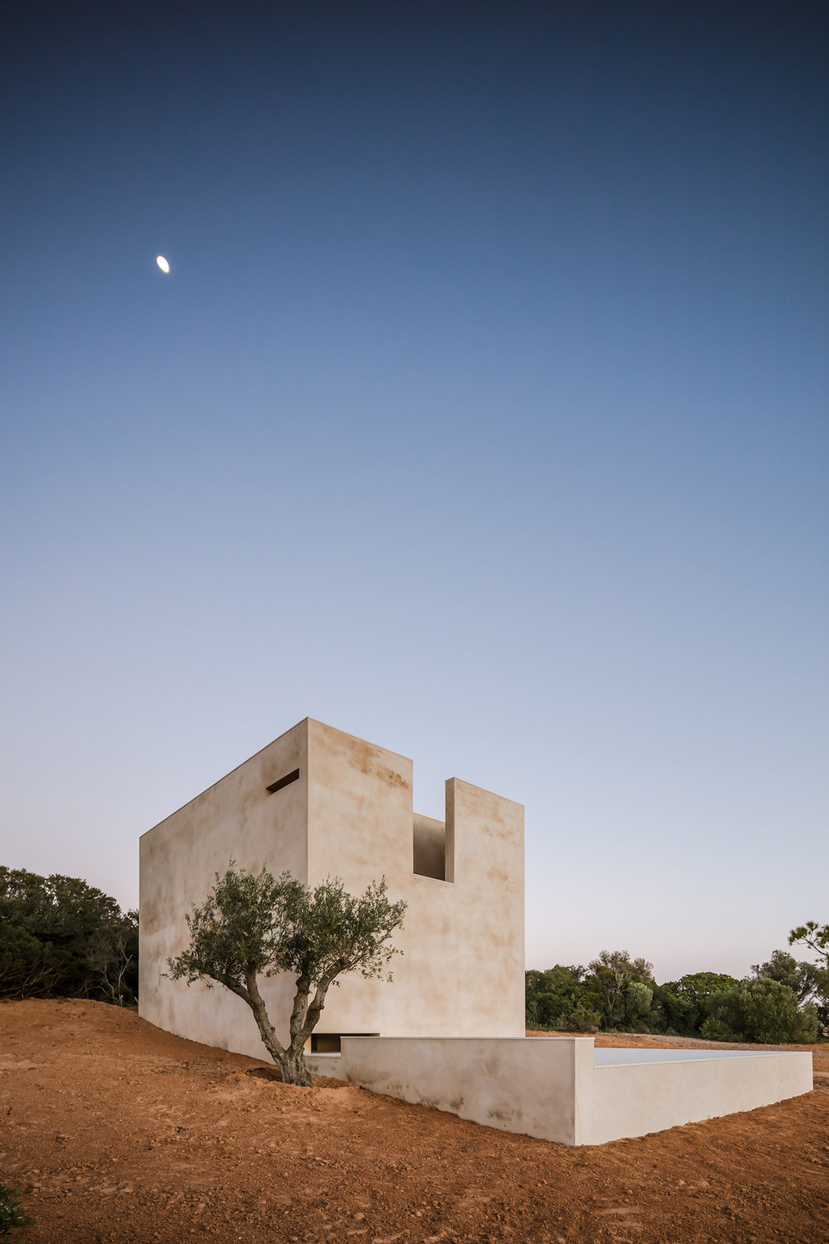 Álvaro Siza Completes Beige-Colored Hillside Chapel In Lagos
