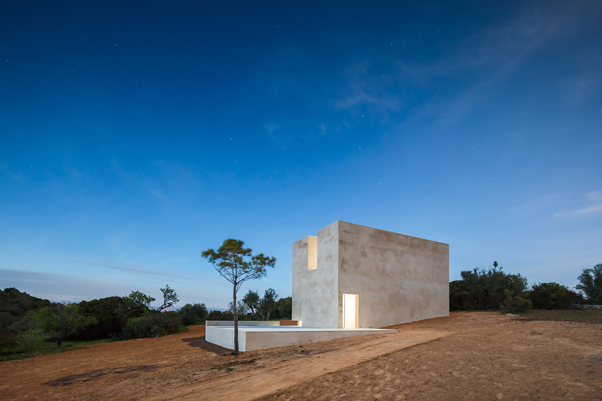 Álvaro Siza Completes Beige-Colored Hillside Chapel In Lagos