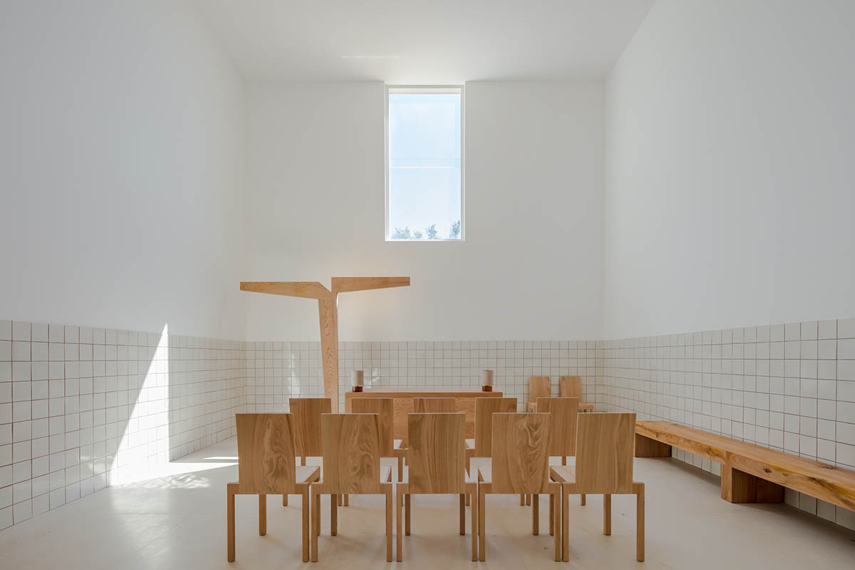Álvaro Siza Completes Beige-Colored Hillside Chapel In Lagos