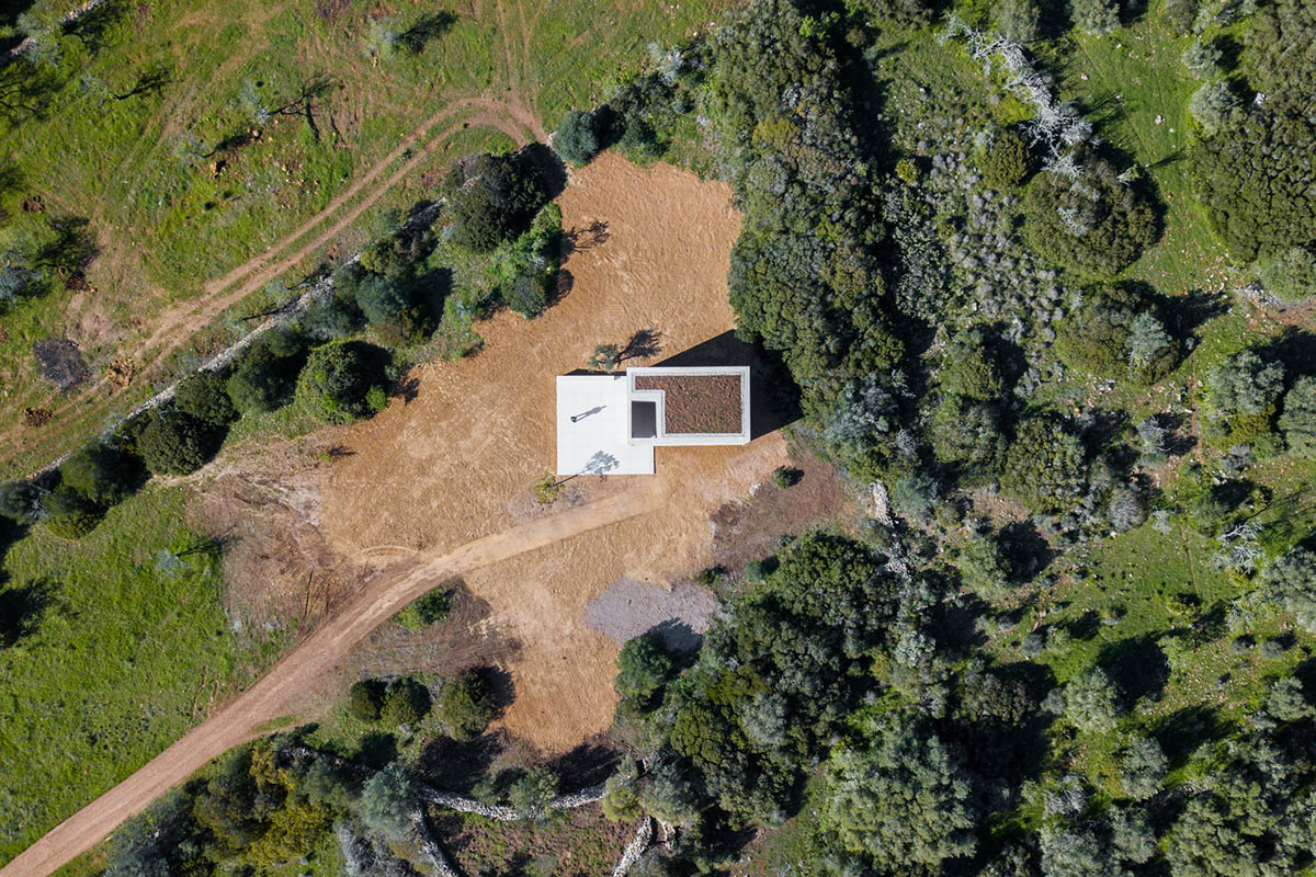 Álvaro Siza Completes Beige-Colored Hillside Chapel In Lagos