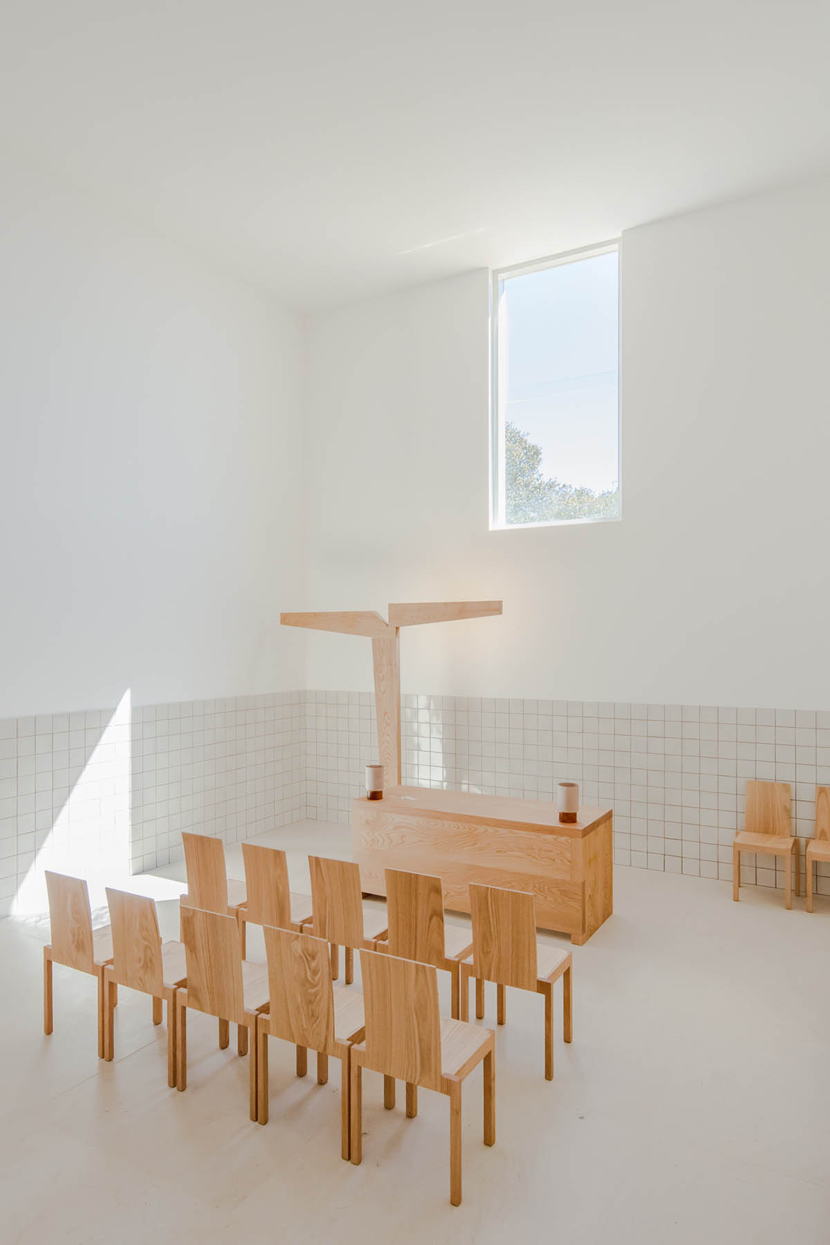 Álvaro Siza Completes Beige-Colored Hillside Chapel In Lagos