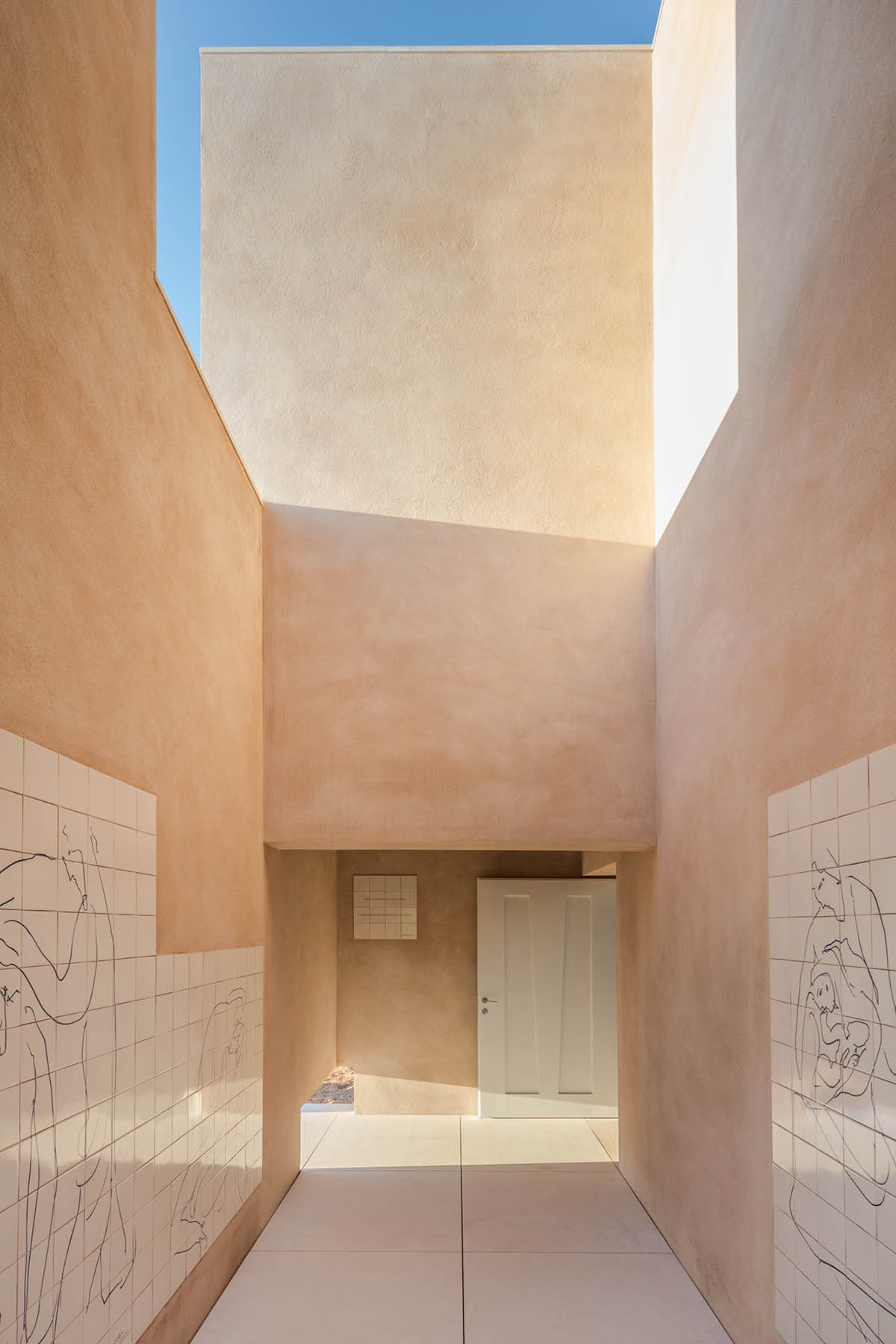 Álvaro Siza Completes Beige-Colored Hillside Chapel In Lagos