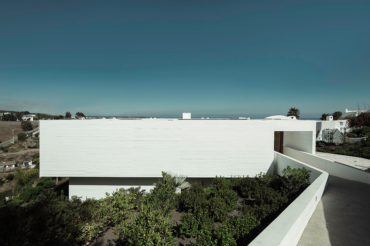 Cristián Romero Valente completes White Concrete House in Chile