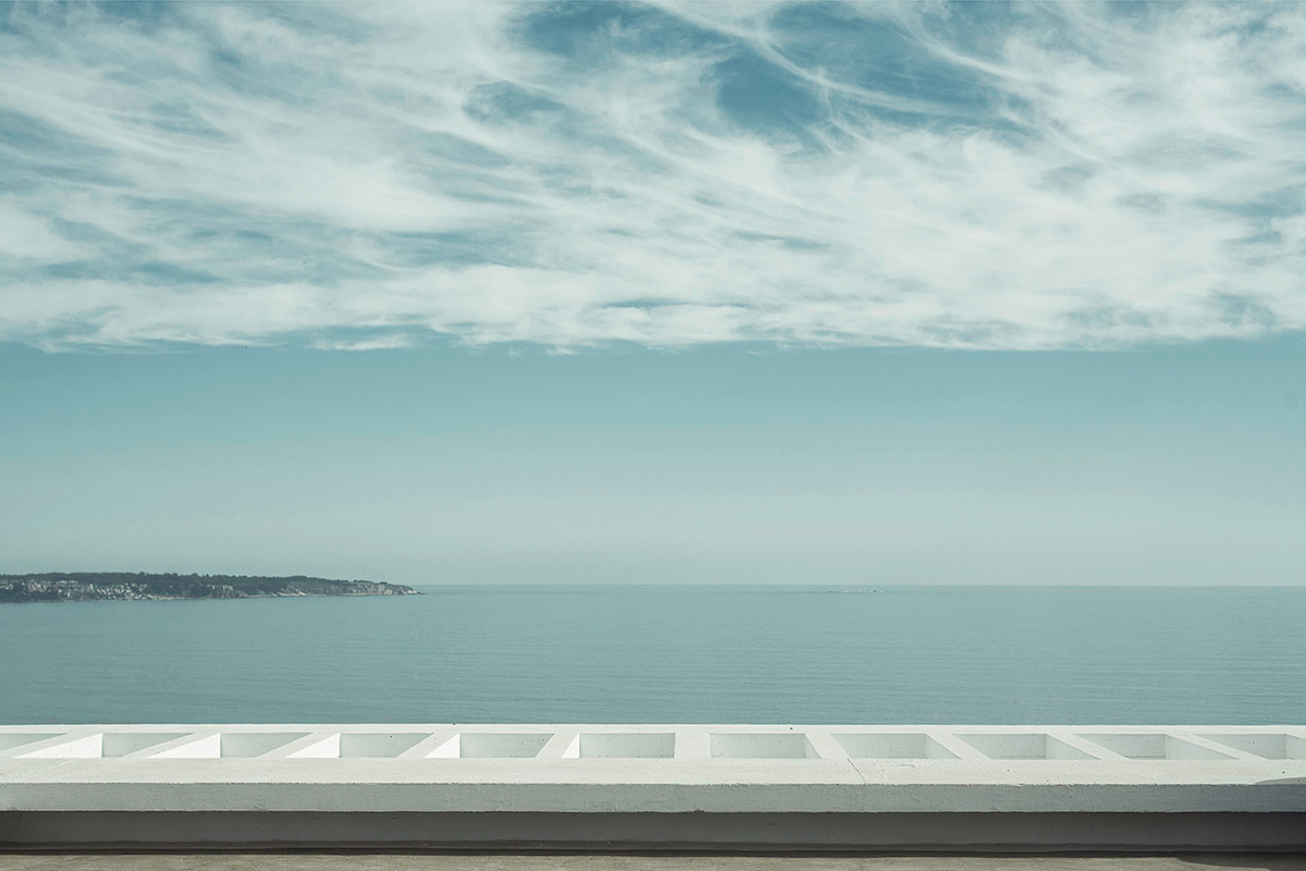 Cristián Romero Valente completes White Concrete House in Chile