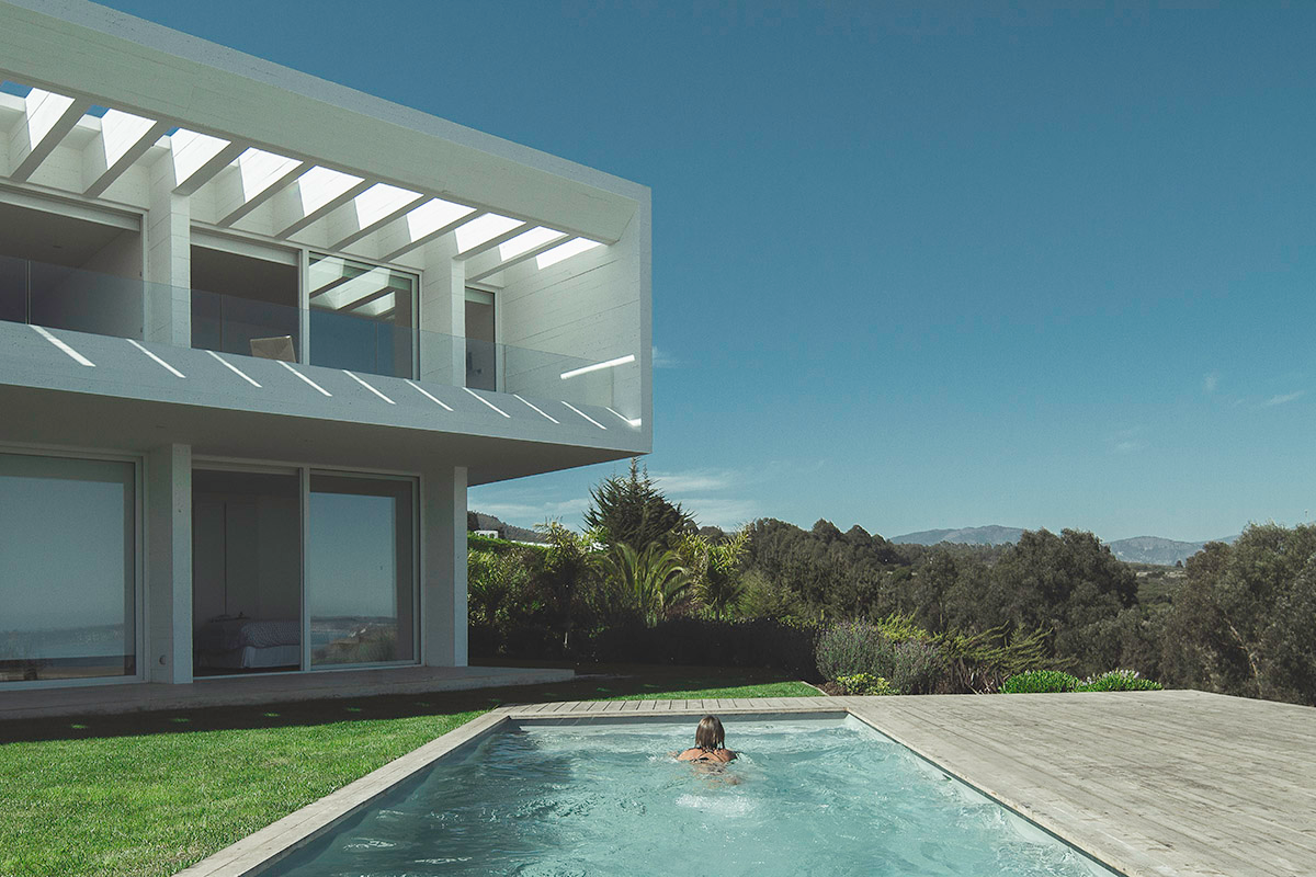 Cristián Romero Valente completes White Concrete House in Chile