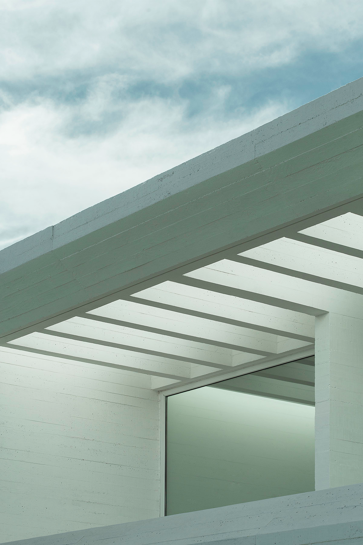 Cristián Romero Valente completes White Concrete House in Chile