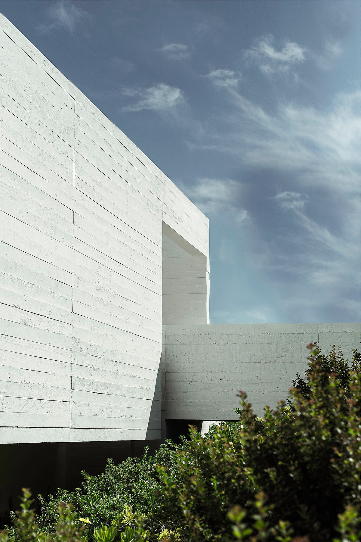 Cristián Romero Valente completes White Concrete House in Chile