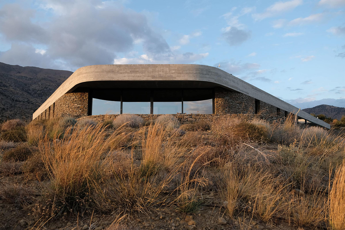 DecaACHITECTURE Completes Ring House On Top Of Deserted Landscape Of Crete