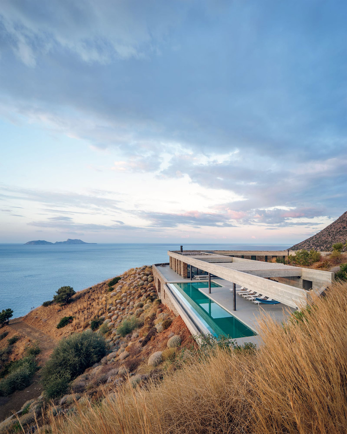 DecaACHITECTURE Completes Ring House On Top Of Deserted Landscape Of Crete