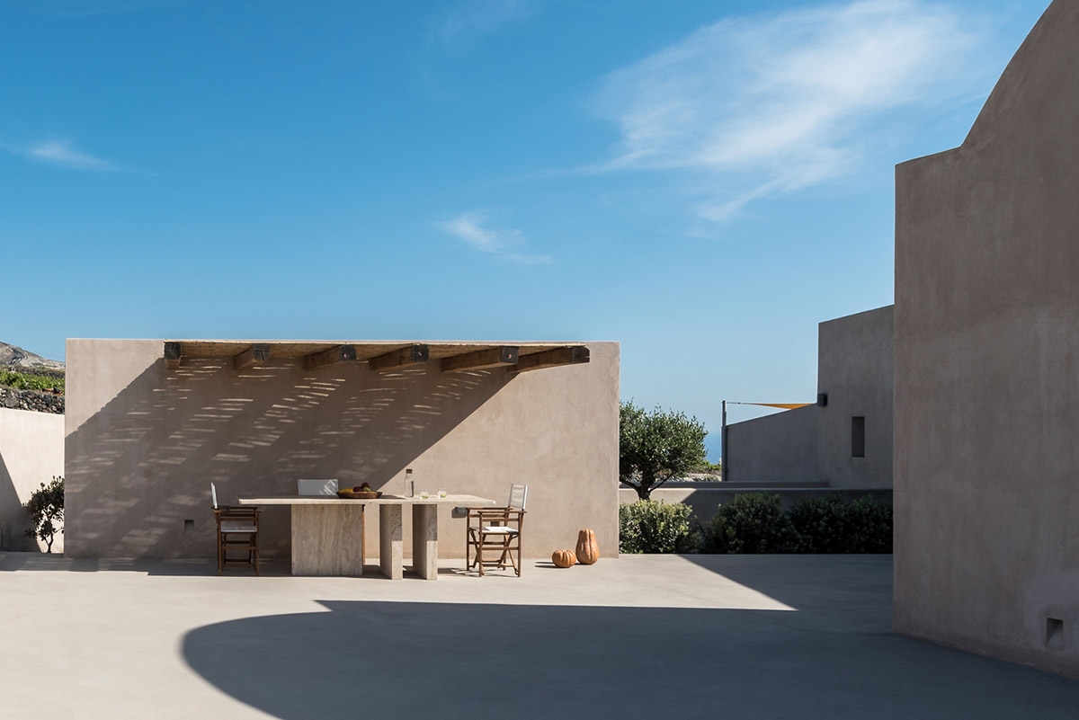 Kapsimalis Architects Completes Cave-Like Summer Residence On The Outskirts Of Pyrgos