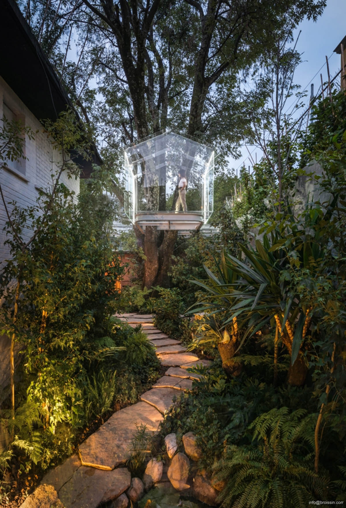 Broissin Arquitectos Designs A Small Tree House In Glass For Design Week Mexico