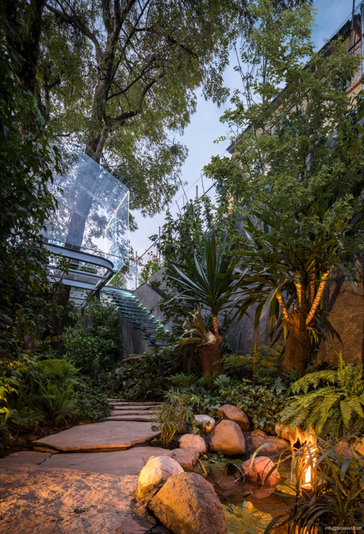 Broissin Arquitectos Designs A Small Tree House In Glass For Design Week Mexico