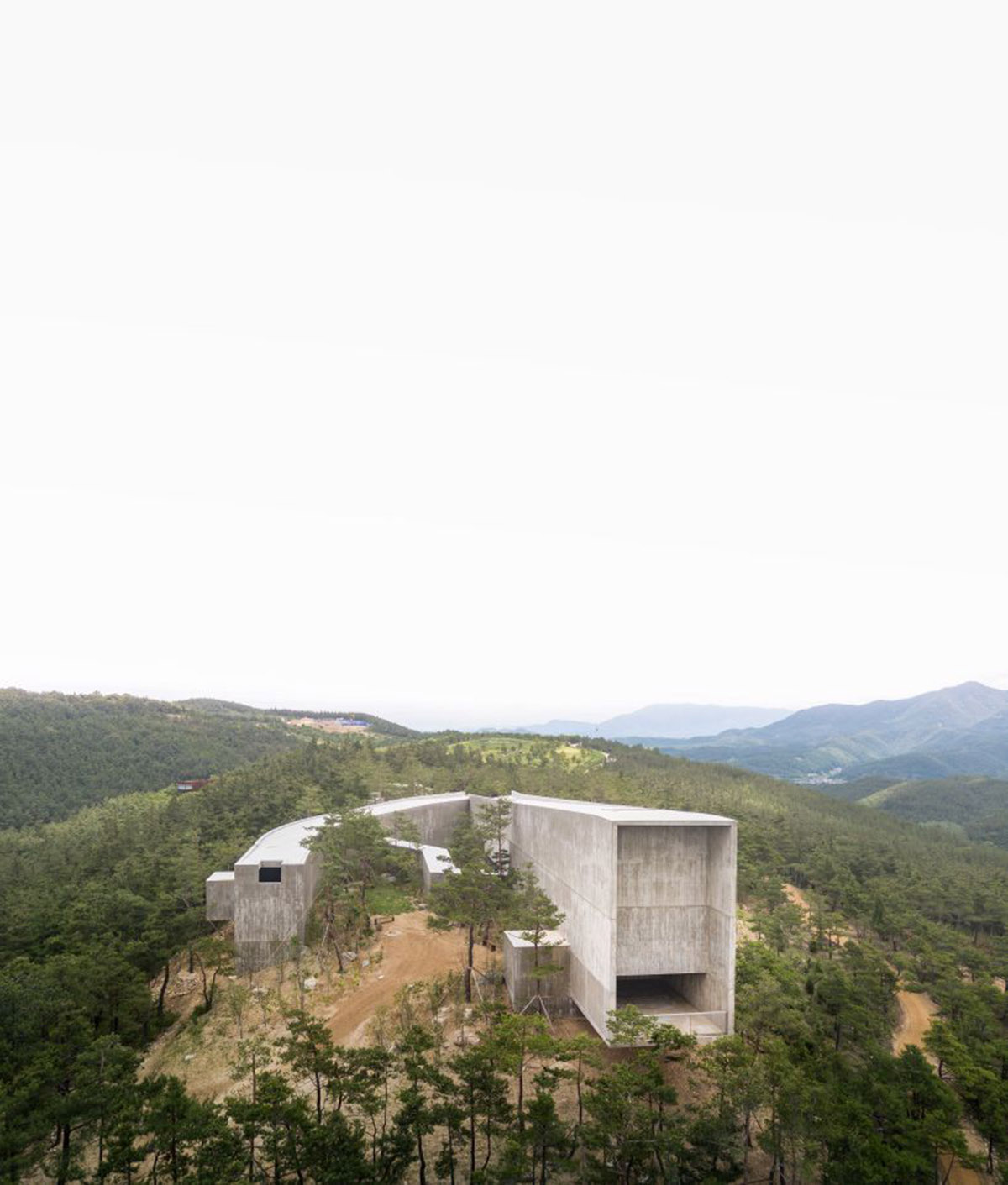 &Aacute;lvaro Siza Vieira And Carlos Castanheira Complete Trio Of Concrete Buildings In South Korean Forest