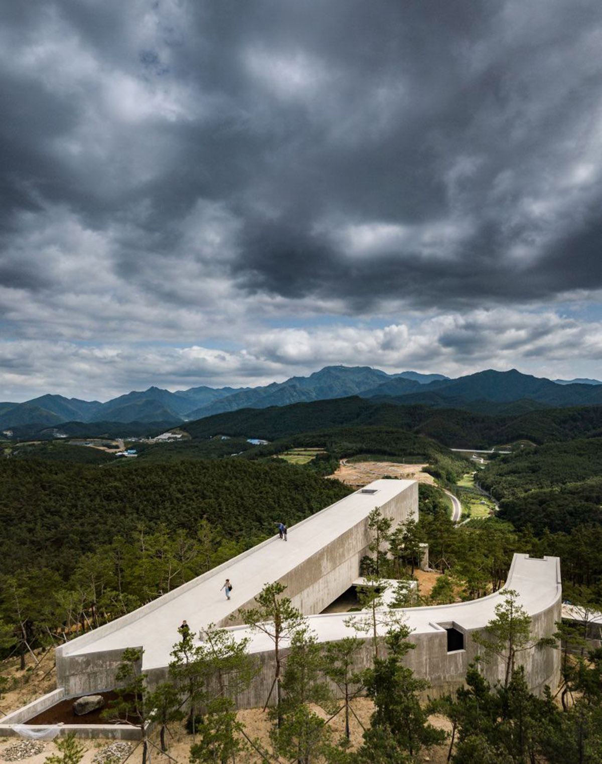 &Aacute;lvaro Siza Vieira And Carlos Castanheira Complete Trio Of Concrete Buildings In South Korean Forest