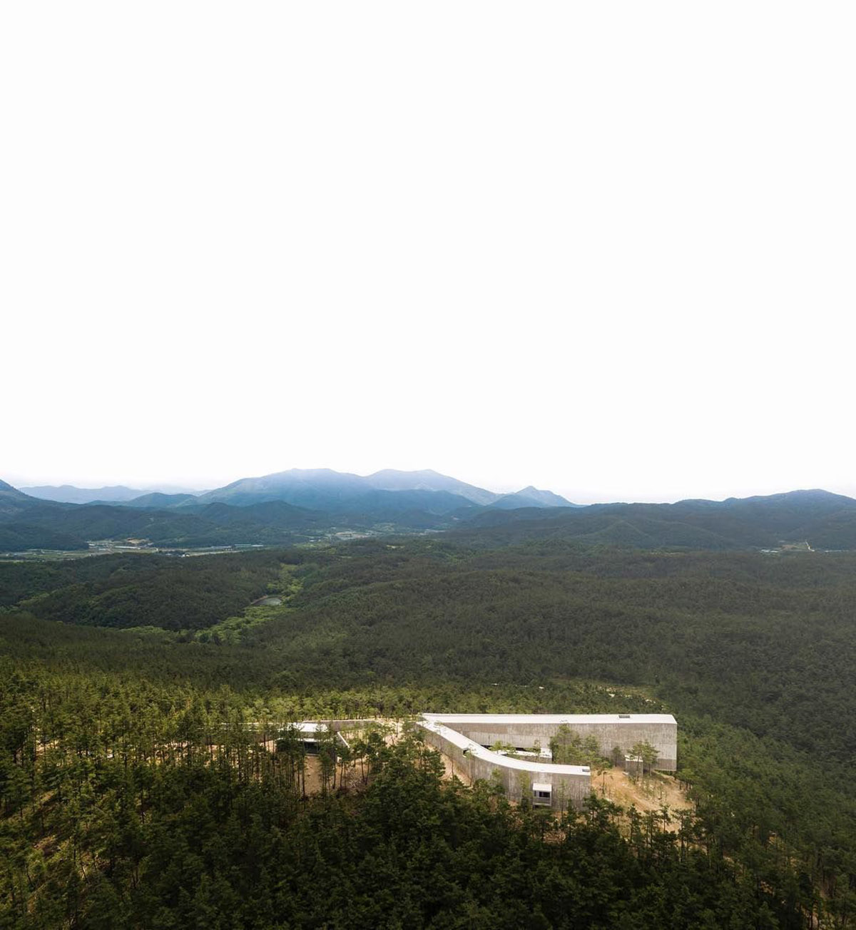 &Aacute;lvaro Siza Vieira And Carlos Castanheira Complete Trio Of Concrete Buildings In South Korean Forest