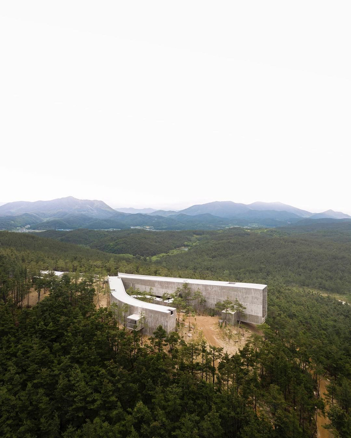 &Aacute;lvaro Siza Vieira And Carlos Castanheira Complete Trio Of Concrete Buildings In South Korean Forest