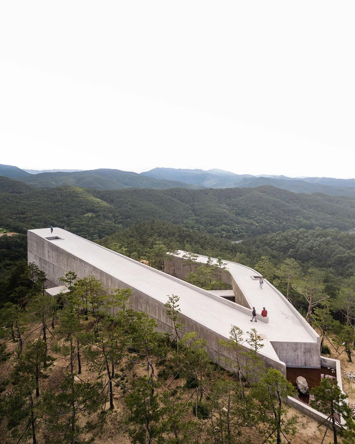&Aacute;lvaro Siza Vieira And Carlos Castanheira Complete Trio Of Concrete Buildings In South Korean Forest