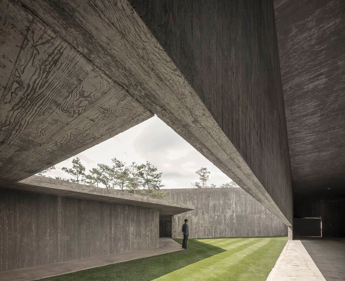 &Aacute;lvaro Siza Vieira And Carlos Castanheira Complete Trio Of Concrete Buildings In South Korean Forest