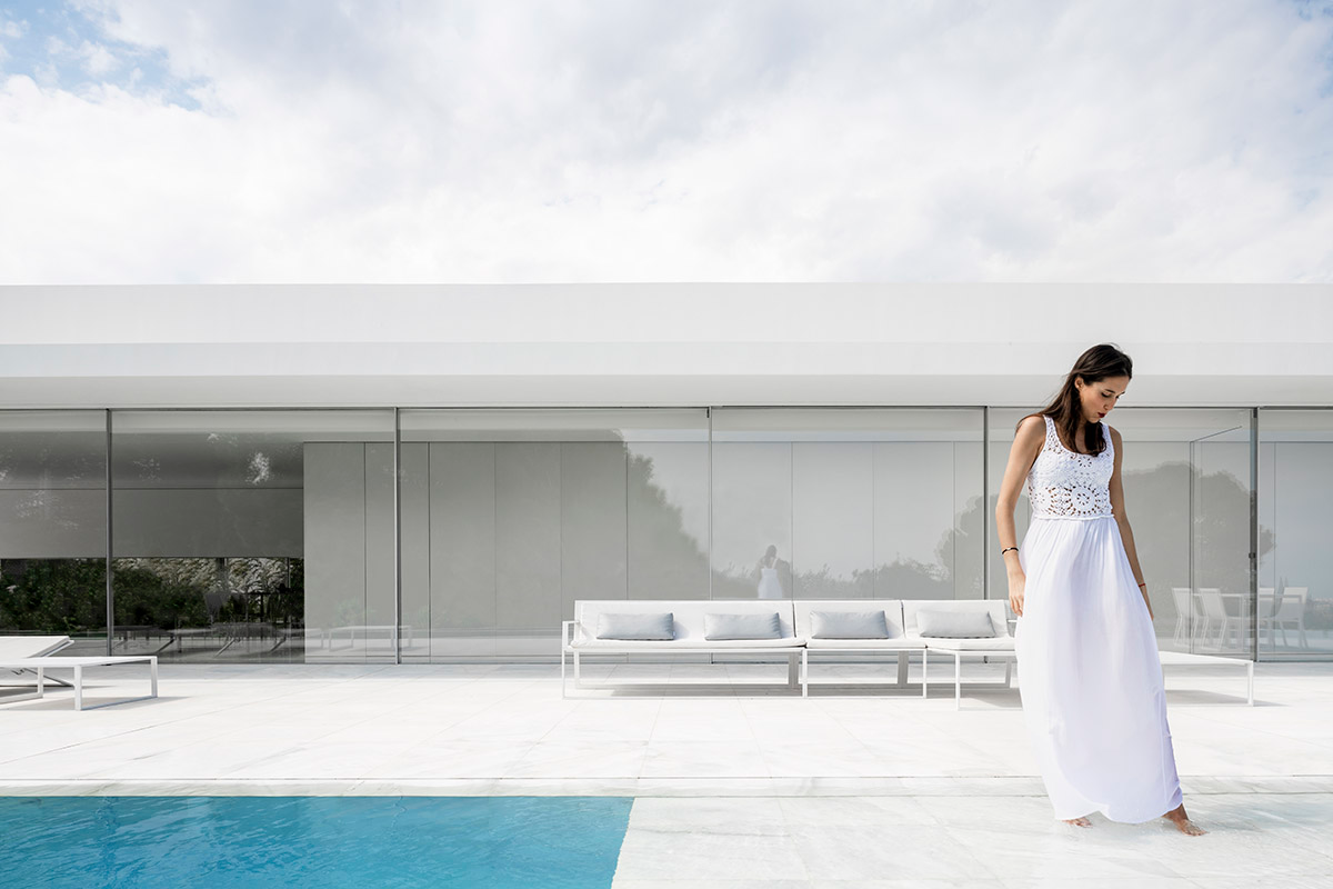 Fran Silvestre Arquitectos Completes Hofmann House With Extruded Roof ...