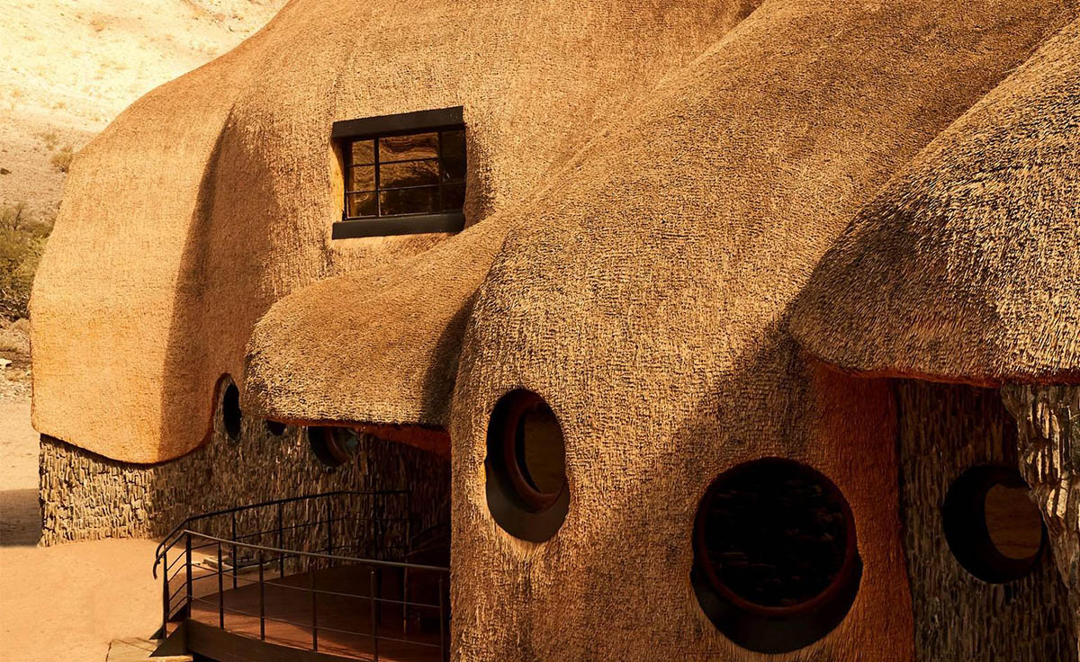 Porky Hefer's first secluded house was built from organic materials in the Namib Desert
