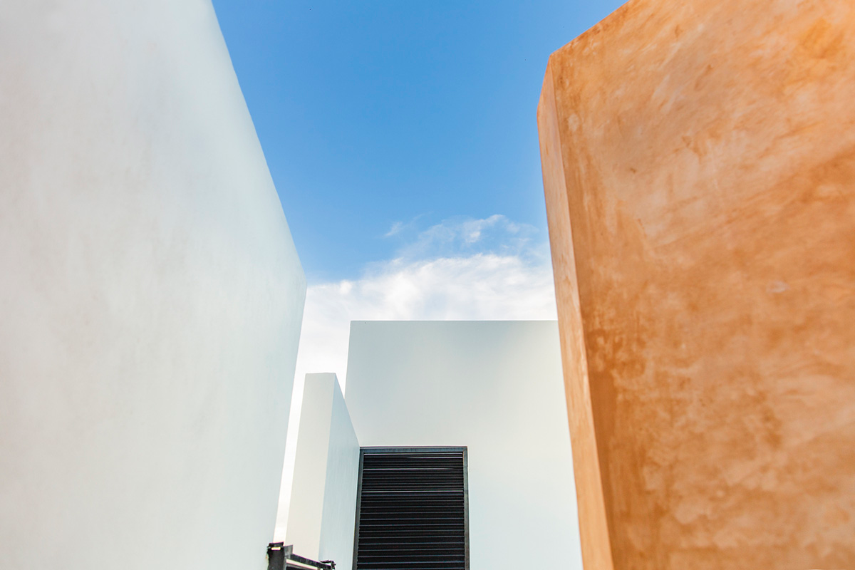 Garrido Lizarraga Arquitectos' white-coloured family house is enriched with cylindrical volumes