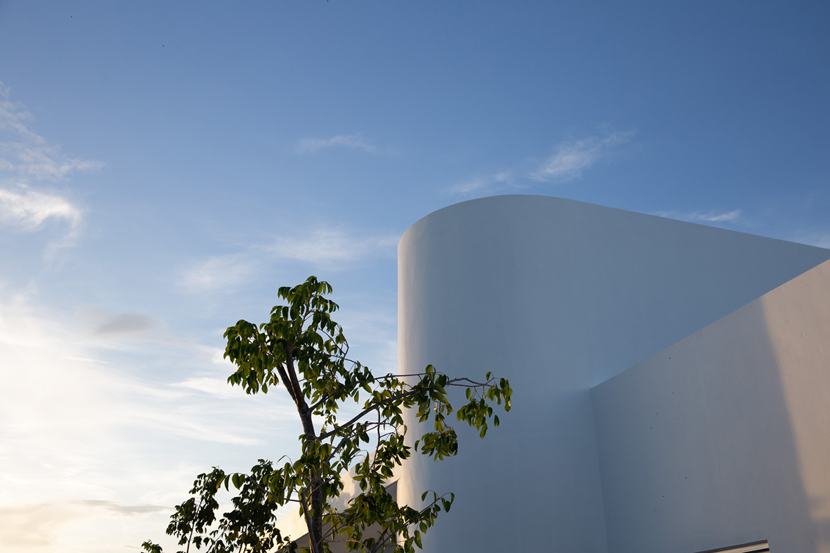 Garrido Lizarraga Arquitectos' white-coloured family house is enriched with cylindrical volumes