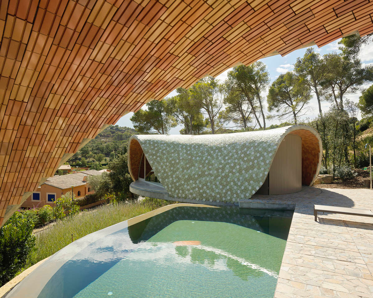 Enric Ruiz Geli reinterpreted Catalan vault with digital manufacturing for a villa in Spain