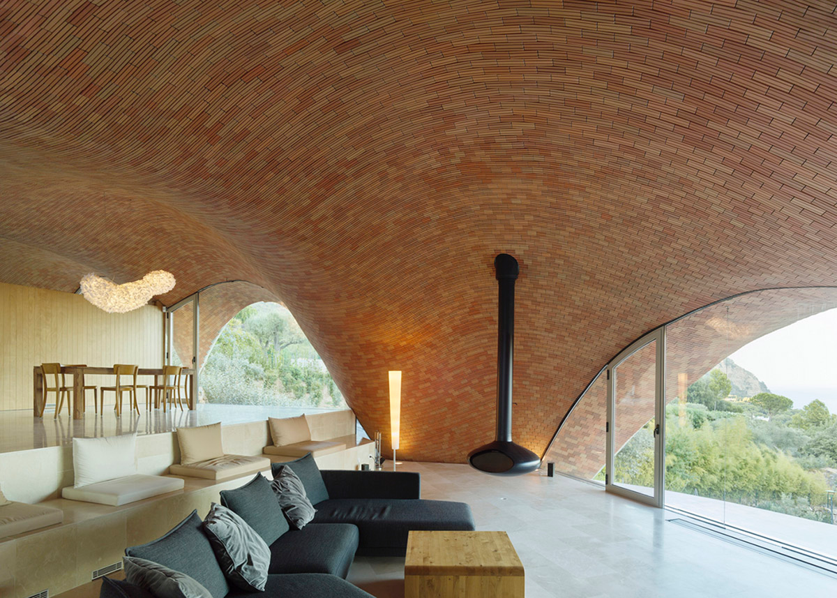 Enric Ruiz Geli reinterpreted Catalan vault with digital manufacturing for a villa in Spain