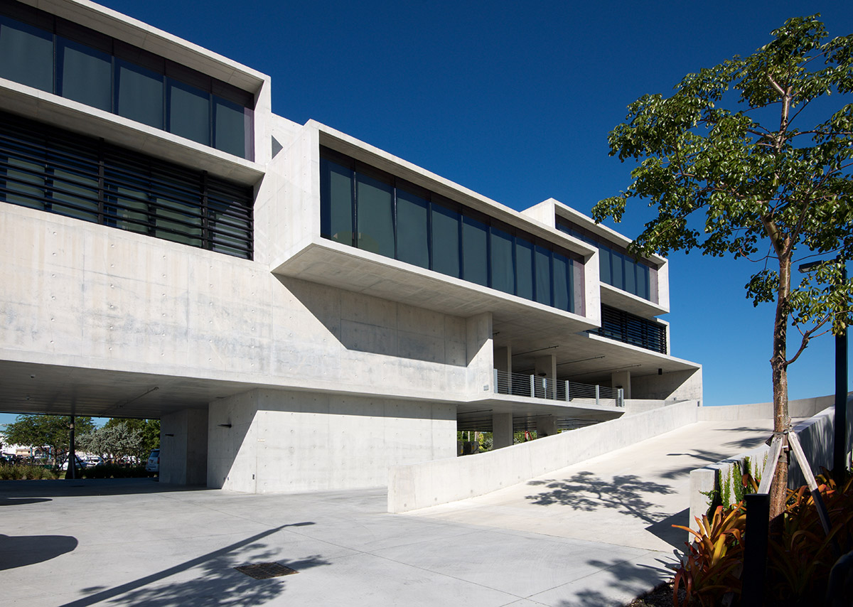 Oppenheim Architecture designs GLF Headquarters with large shifted concrete volumes in Miami river