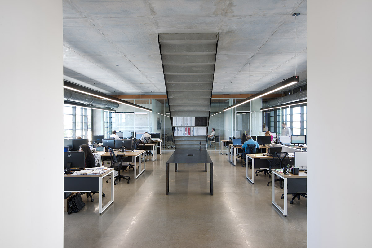 Oppenheim Architecture designs GLF Headquarters with large shifted concrete volumes in Miami river