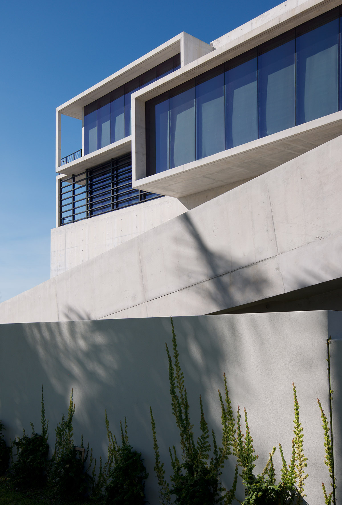 Oppenheim Architecture designs GLF Headquarters with large shifted concrete volumes in Miami river