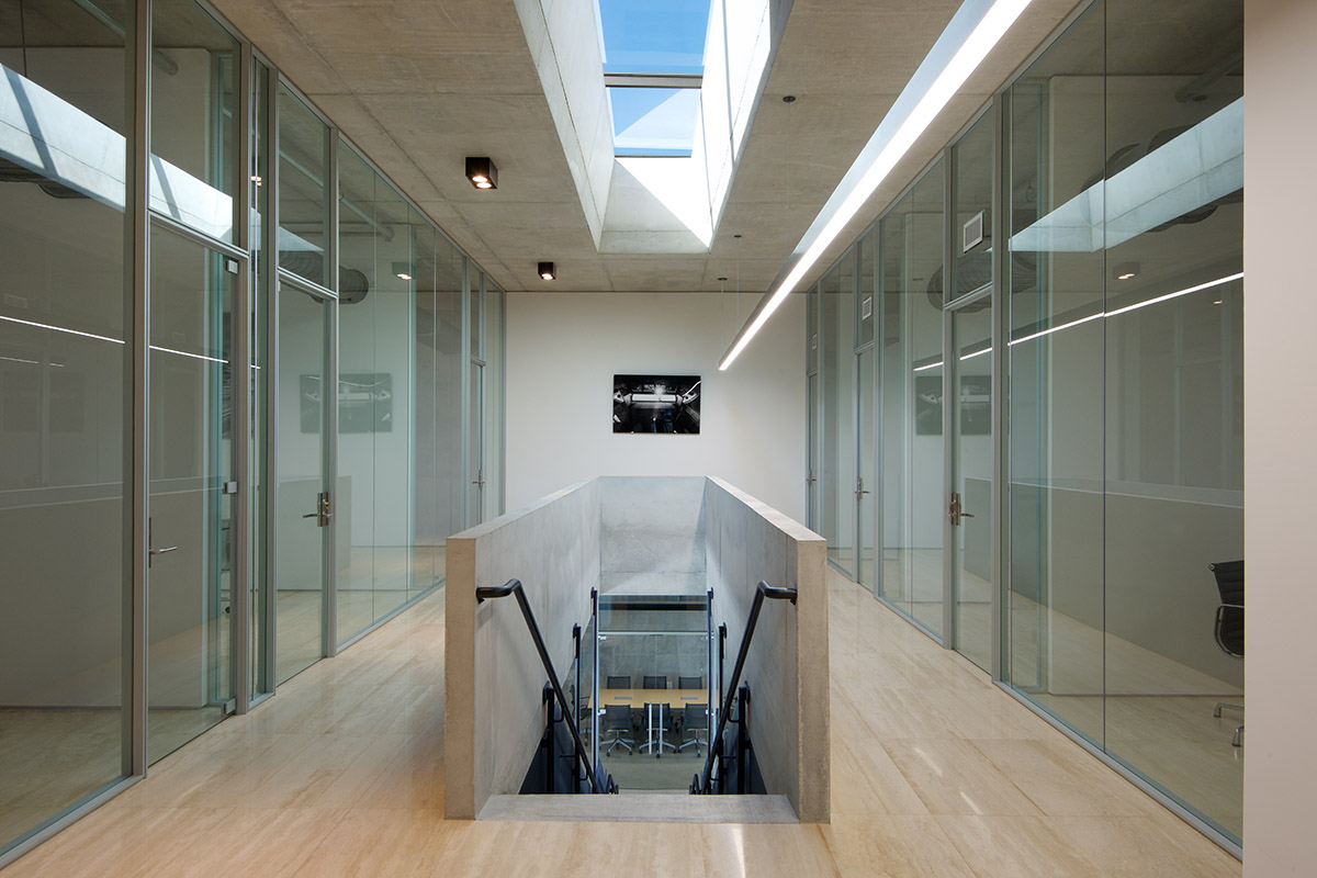 Oppenheim Architecture designs GLF Headquarters with large shifted concrete volumes in Miami river